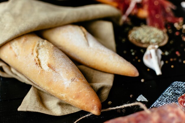 Frisch gebackenes französisches Stangenbrot mit Fleischzartheit auf einem Picknicktisch