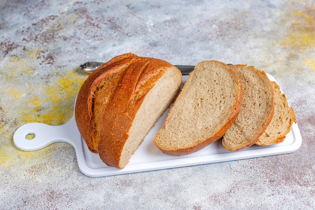 Frisch gebackenes Roggenweizenbrot in Scheiben geschnitten.