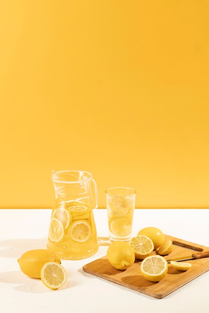 Frisch gemachte Limonade der Vorderansicht