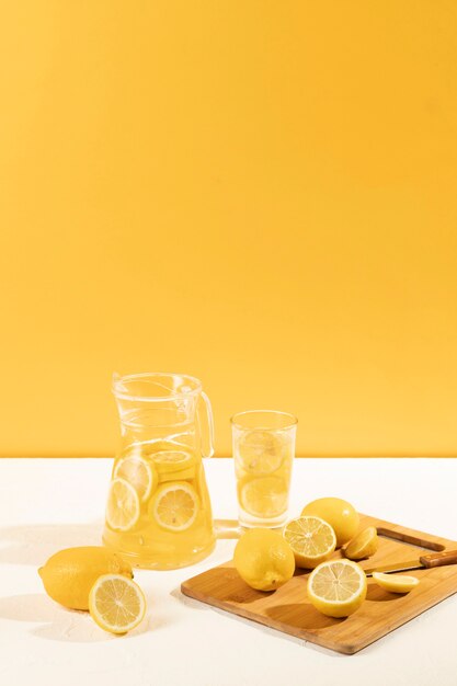 Frisch gemachte Limonade der Vorderansicht