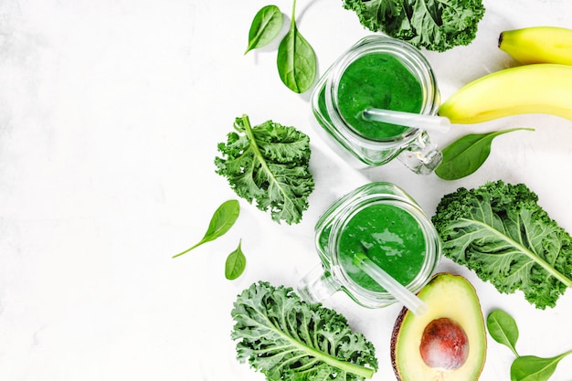 Kostenloses Foto frisch gemachter grüner smoothie in der flasche