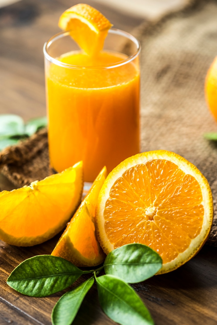 Kostenlose Foto frisch gepresster bio-orangensaft
