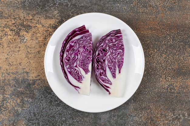 Frisch geschnittener Rotkohl in der Platte auf der Marmoroberfläche