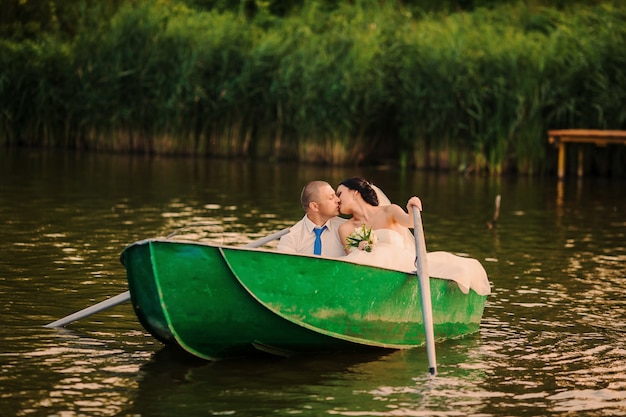 Frisch verheiratet in einem Boot