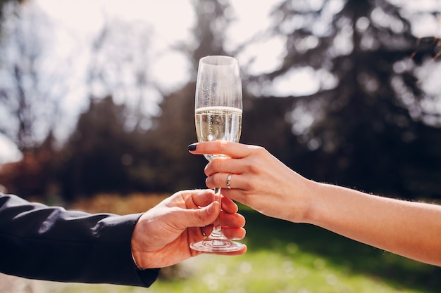 Frisch verheiratet mit einem Glas Champagner