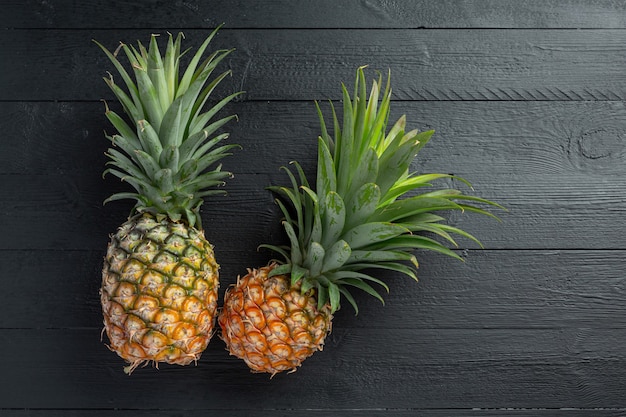 Kostenloses Foto frische ananas auf dunkler holzoberfläche