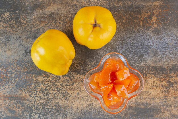 Frische Apfelquitten und Marmelade auf rustikalem