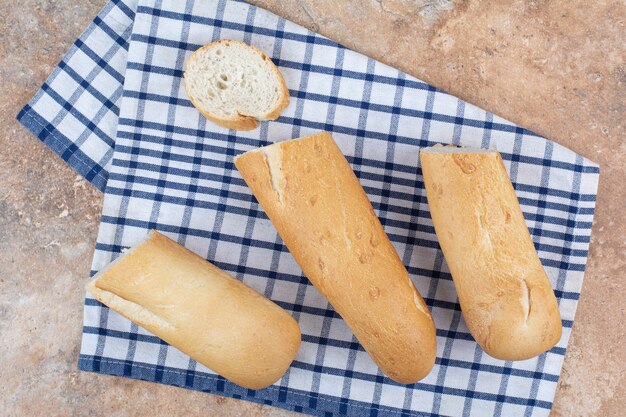 Frische Baguettescheiben auf gestreifter Tischdecke