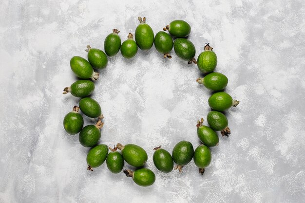 Frische Bio-Feijoas auf Licht