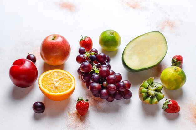 Frische Bio-Obstsorten und Beeren.