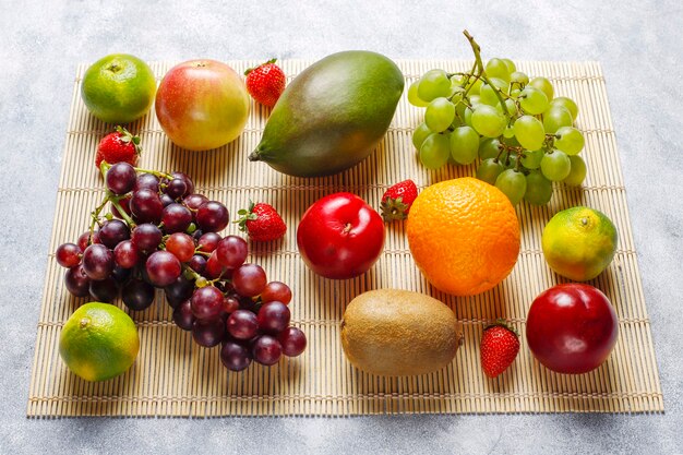 Frische Bio-Obstsorten und Beeren.