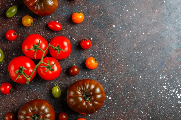 Kostenloses Foto frische bio verschiedene tomaten.