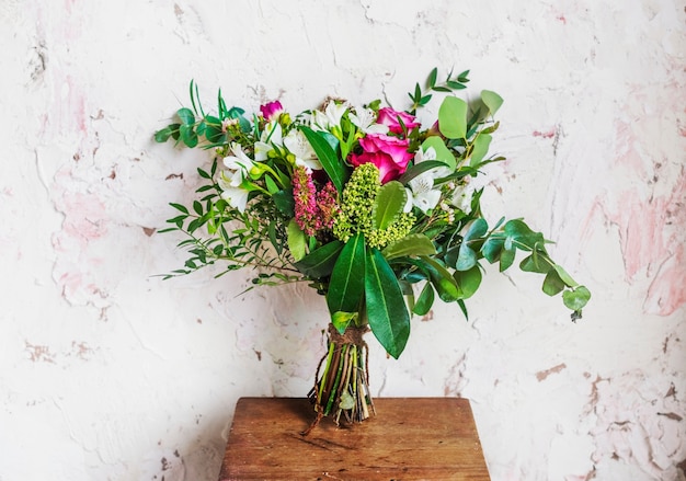 Frische Blumen in der Blumenvase-Anordnung dekorativ