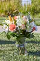 Kostenloses Foto frische blumen in der blumenvase