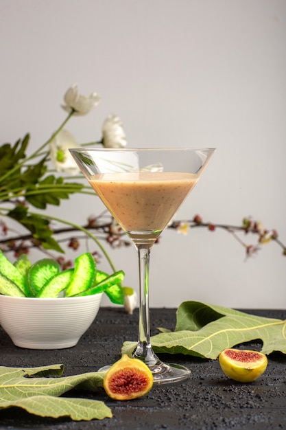 Frische Cocktails der Vorderansicht mit Blumen und Feigen auf lila Oberfläche