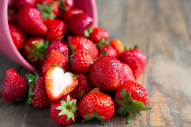Frische Erdbeeren auf Holztisch.