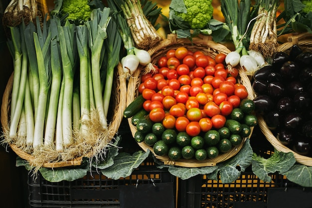 Kostenloses Foto frische ernte im korb schön draußen auf dem markt zum verkauf präsentiert