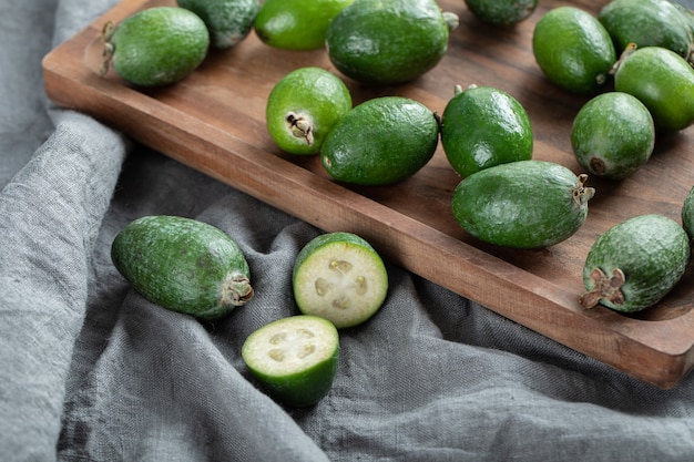 Frische Feijoa-Früchte auf Holzbrett