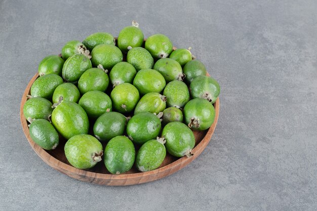 Frische Feijoa-Früchte auf Holzplatte. Foto in hoher Qualität