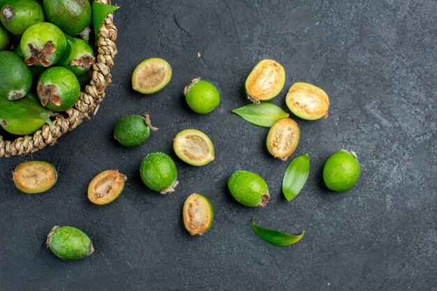 Frische Feijoas in der oberen Hälfte im Korb auf dunkler Oberfläche