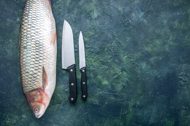 Frische Fischmesser von oben auf dem Küchentisch mit freiem Platz