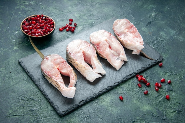 Frische Fischscheiben mit halber Draufsicht auf dunklem Fleisch mit Meeresfrüchten, Meeresfrüchten, Meeresfrüchten und Rohwasser