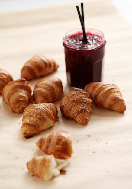 Frische französische Hörnchen mit Beerenmarmelade