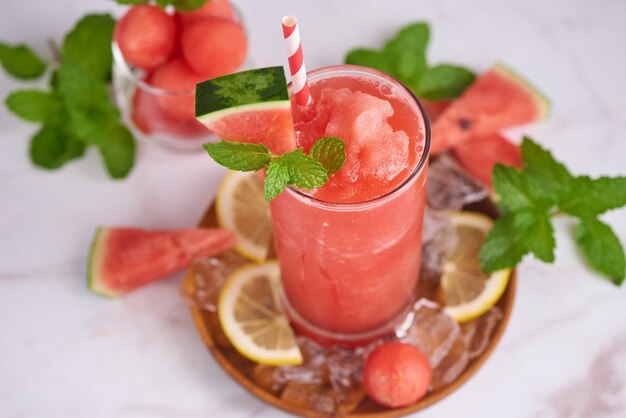 Frische Fruchtsmoothies, hausgemachte Wassermelonenlimonade, Porträt des sommerlichen frischen Fruchtgetränks.