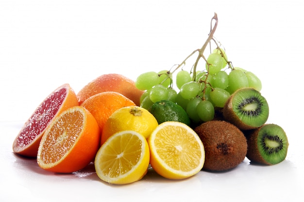 Frische Früchte getrennt auf weißem Hintergrund