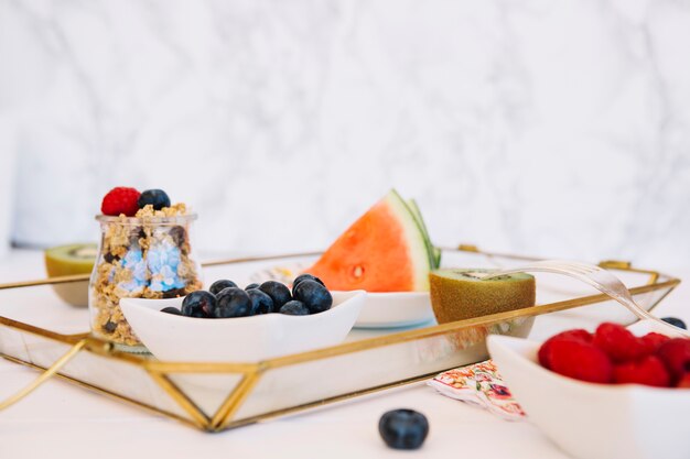 Frische Früchte; Hafer und Blaubeeren auf Tablett