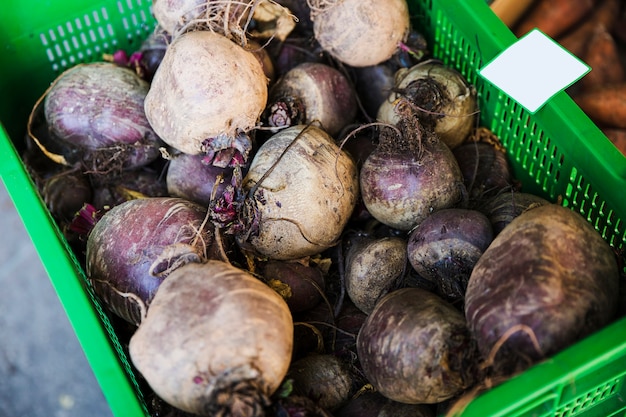 Frische geerntete Rote-Bete-Wurzeln in der Kiste für Verkauf auf dem Markt