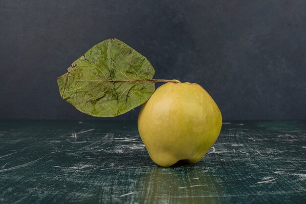 Frische gelbe Quitte auf Marmoroberfläche