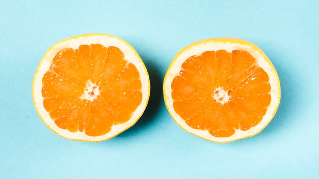 Frische geschnittene Orange auf hellem Hintergrund