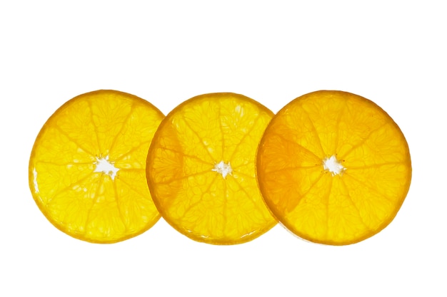 Kostenloses Foto frische geschnittene saftige orange frucht stellte über weiß- tropische orange fruchtbeschaffenheit für gebrauch ein