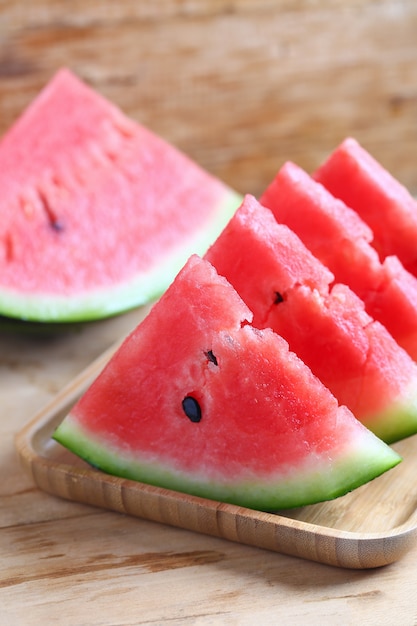 Frische geschnittene Wassermelone auf Holzuntergrund