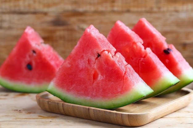 Frische geschnittene Wassermelone auf Holzuntergrund