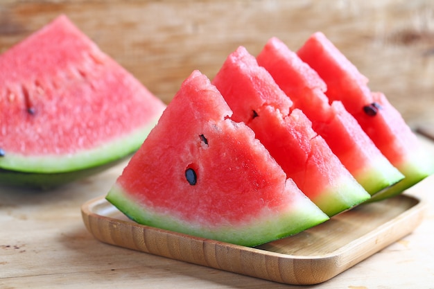 Frische geschnittene Wassermelone auf Holzuntergrund