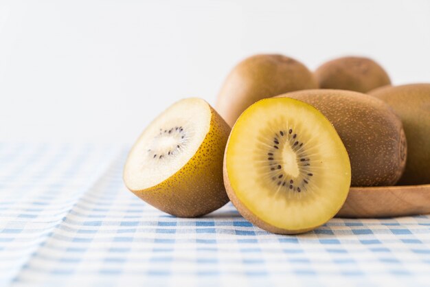 Frische goldene Kiwi