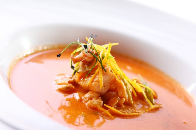 Frische Gourmet-Suppe mit Fleisch