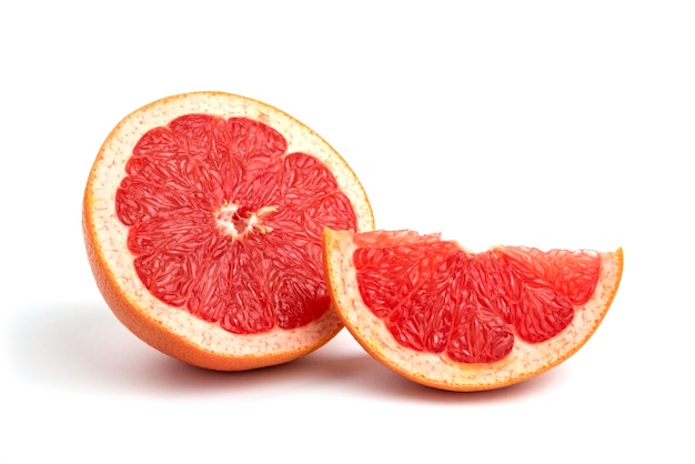 Frische Grapefruit isoliert auf weißer Oberfläche ganz oder in Scheiben geschnitten.