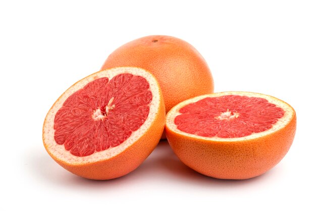 Frische Grapefruit isoliert auf weißer Oberfläche.