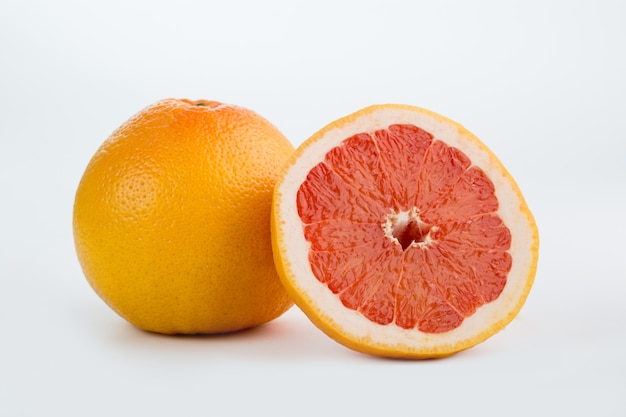 Frische Grapefruit saftig reifen weichen halben Schnitt lokalisiert auf weiß