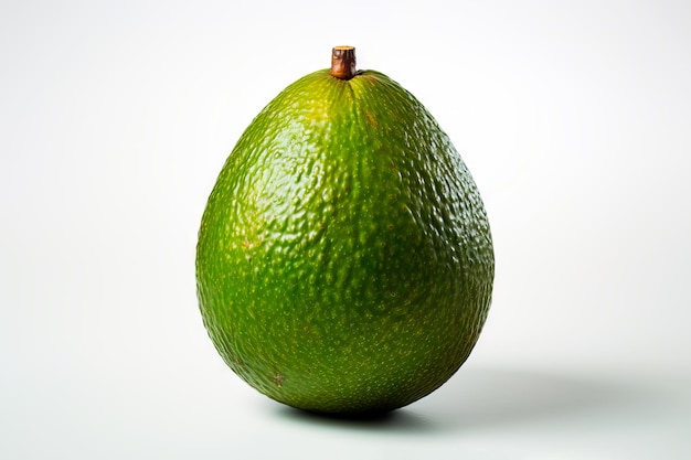 Kostenloses Foto frische grüne avocado steht isoliert auf weißem hintergrund