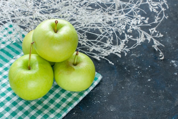 frische grüne Äpfel weich und saftig sauer auf dunkelblauen Vitaminen-Snacks mit Fruchtbeeren