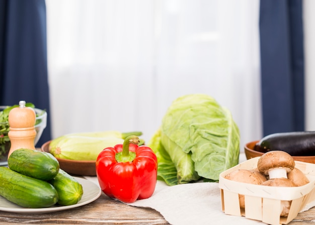 Frische Gurke; Paprika; Pilz; Kohl auf dem Schreibtisch