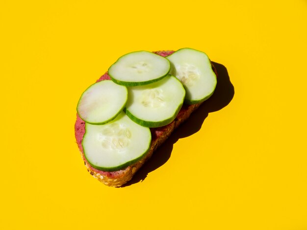 Frische Gurkenscheiben auf Brot