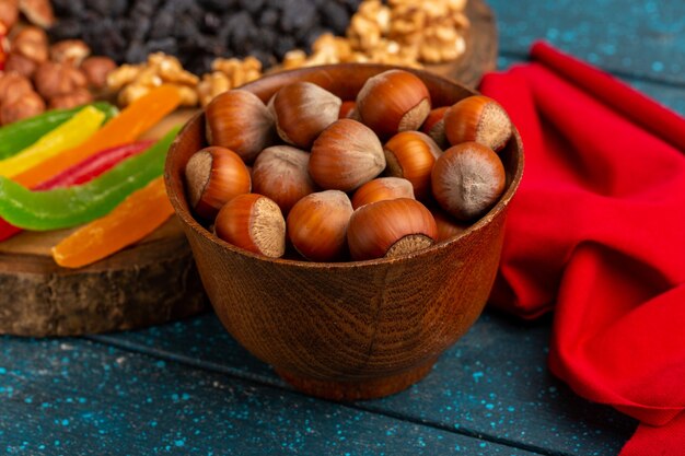 frische Haselnüsse mit Gelees auf Blau