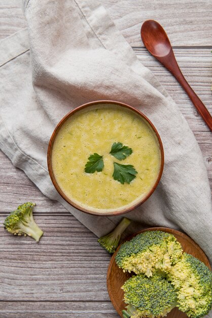 Frische hausgemachte Brokkolisuppe flach lag