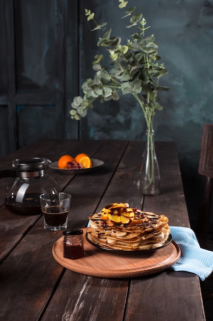 Frische hausgemachte französische Crepes mit Eiern, Milch und Mehl, gefüllt mit Marmelade auf einem Vintage-Teller