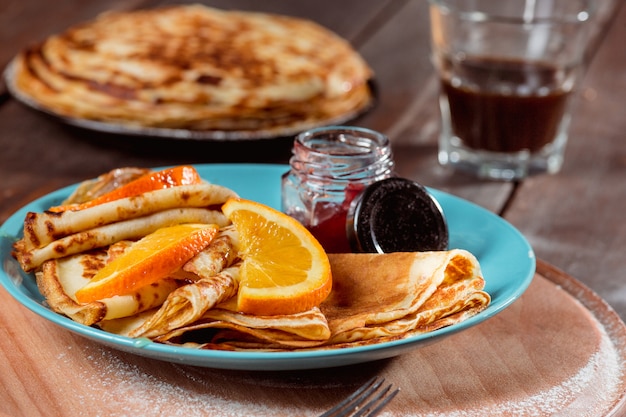 Frische hausgemachte französische Crepes mit Eiern, Milch und Mehl, gefüllt mit Marmelade auf einem Vintage-Teller